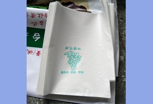 葡萄套袋(图1)